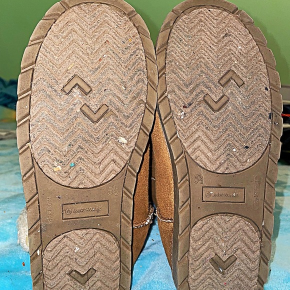 AirWalk double button soft brown faux fur winter boots. Size 5.5 - Picture 2 of 4